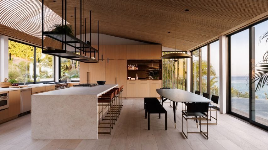 Casa moderna à beira de penhasco projetada por Sophie Goineau.