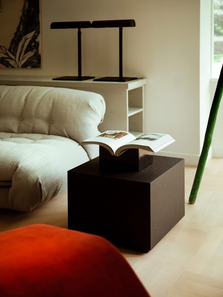 Mobiliário moderno e um sofá chaise lounge vermelho no interior.
