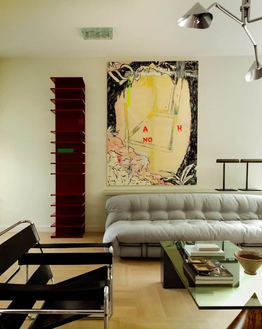 Sala de estar remodelada com referência ao estilo da Escola de Amsterdã.