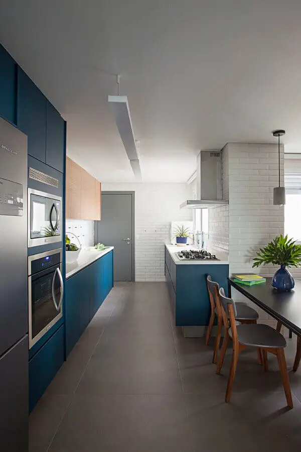 Cozinha corredor planejada com azul petróleo