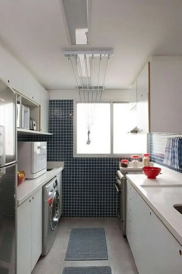 cozinha decorada com pastilha e espaço para máquina de lavar e secar inox – Foto Mariana Carvalho Arquitetura