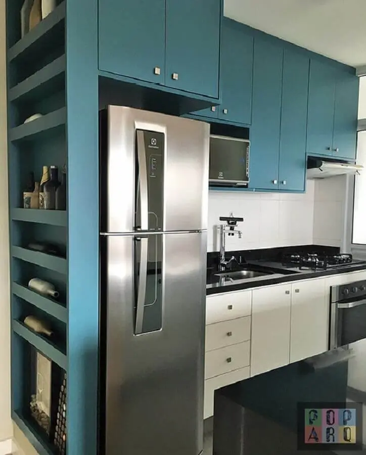 Cozinha planejada com armários azul petróleo