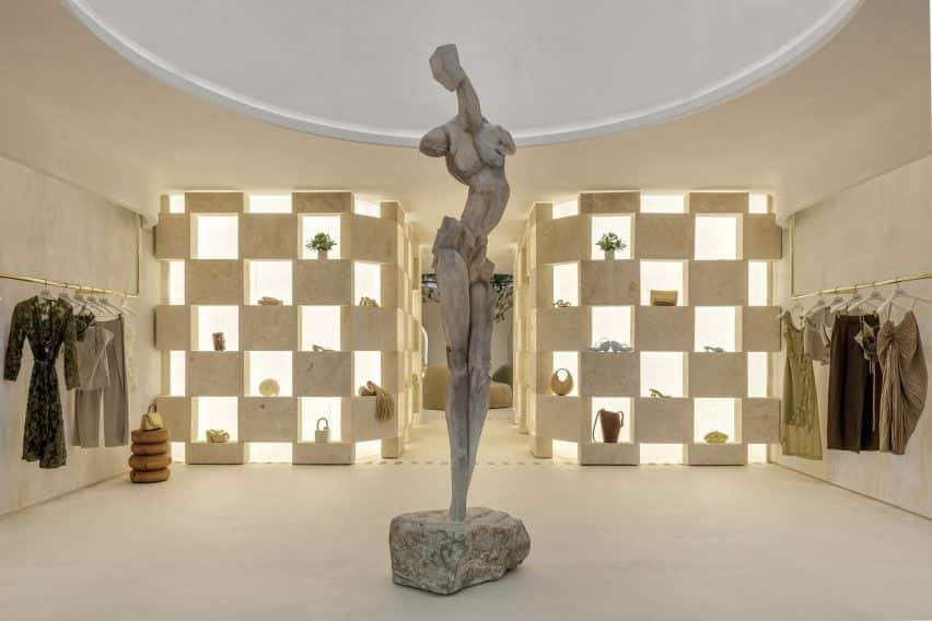 Escultura de 12 pés da deusa grega Gaia, localizada abaixo de um óculo na primeira sala.