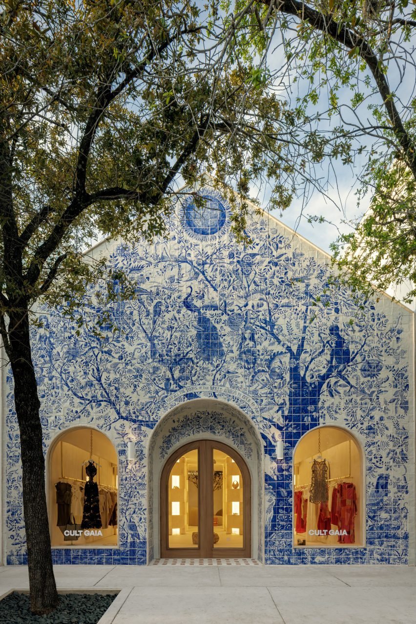 A fachada do boutique Cult Gaia em Miami é coberta por um mural de azulejos pintado à mão.