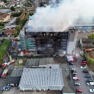Imagem de um incêndio em Londres que expõe o escândalo nacional de revestimentos inflamáveis.