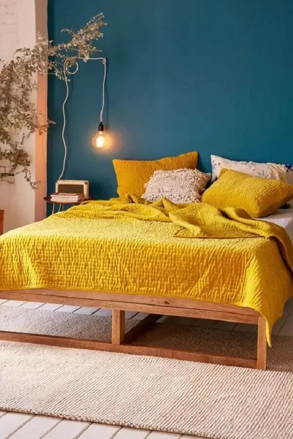 Decoração azul petróleo e amarela para quarto