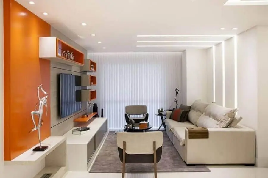 decoração clean com painel com rack para sala com detalhes em laranja