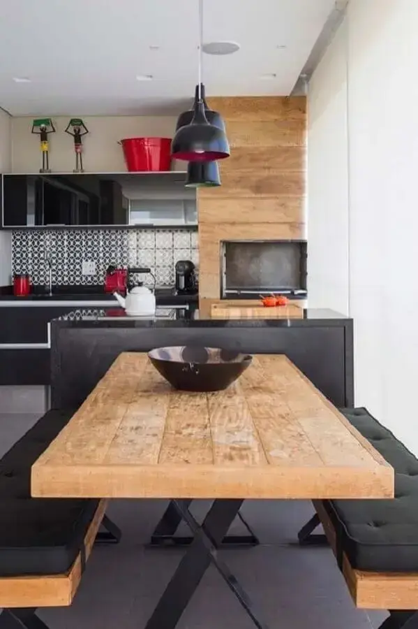 Decoração de espaço gourmet preta com detalhes em madeira, foto de Ideias Decor.