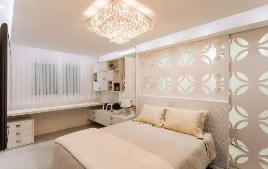 Decoração em tons neutros com lustre de cristal.