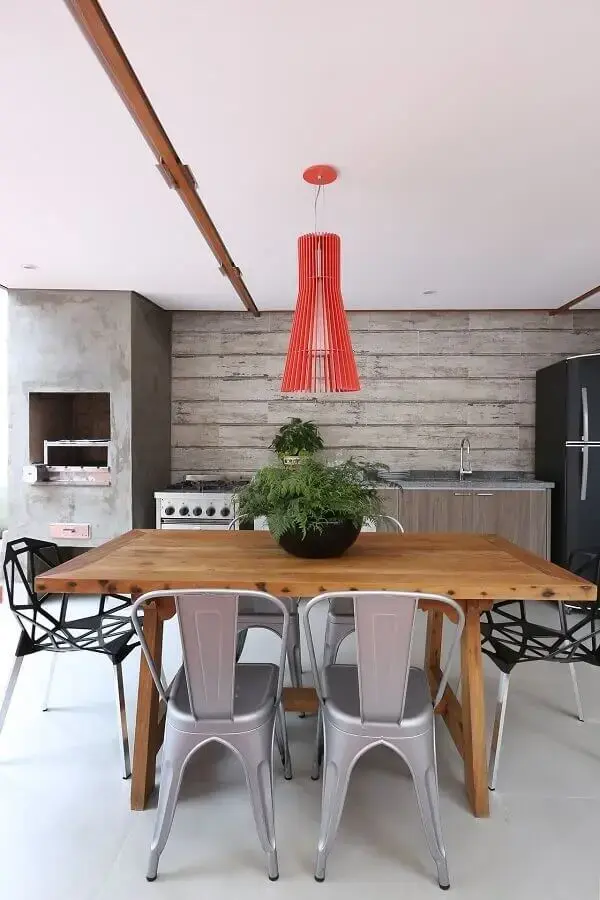 Decoração de espaço gourmet com estilo industrial com mesa de madeira e cimento queimado, foto de Antonio Armando de Araujo.