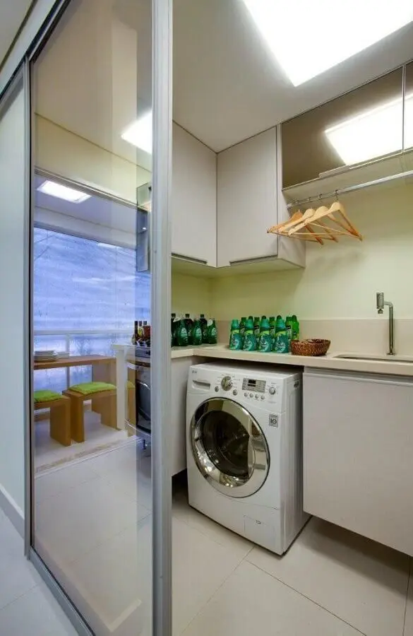 decoração lavanderia planejada com máquina lava e seca branca – Foto Lucia Stuhlberger Wjuniski