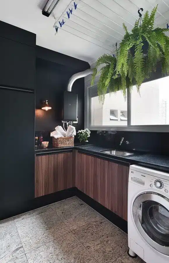 decoração lavanderia planejada com móveis pretos e de madeira com máquina lava e seca branca – Foto Tetriz Arquitetura e Interiores