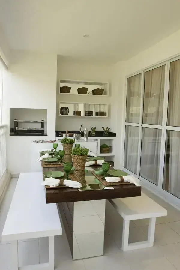 Decoração de espaço gourmet toda branca, foto de Janaina Leibovitch.