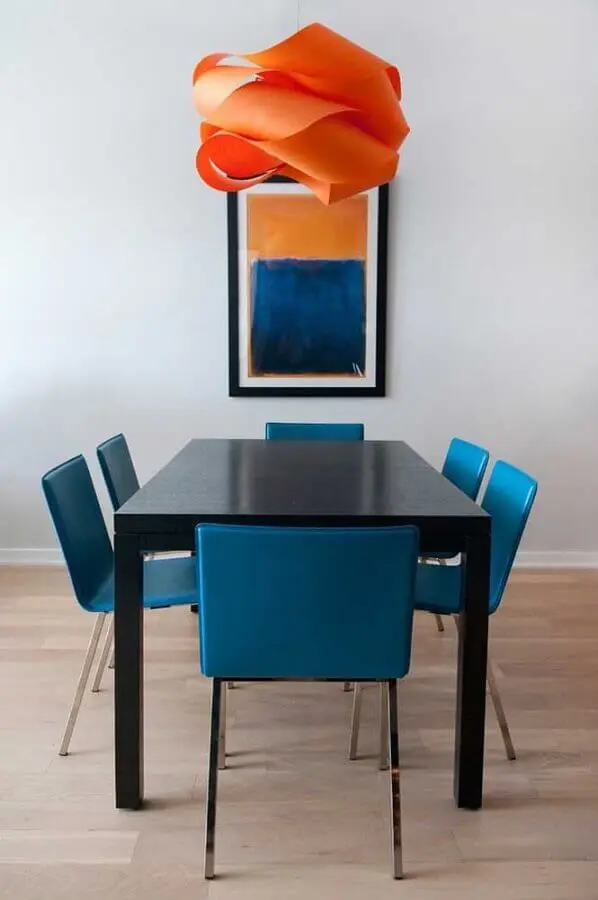 Decoração sala de jantar simples com cadeiras azul petróleo