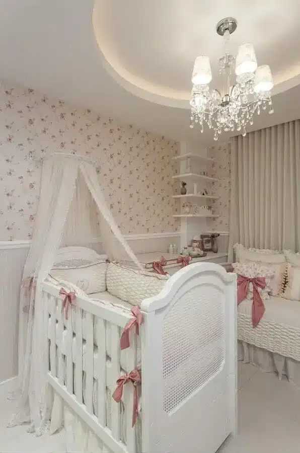 Delicada decoração com lustre para quarto de bebê.