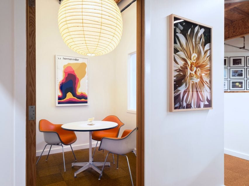 Nook pequeno no escritório que proporciona um espaço privativo.