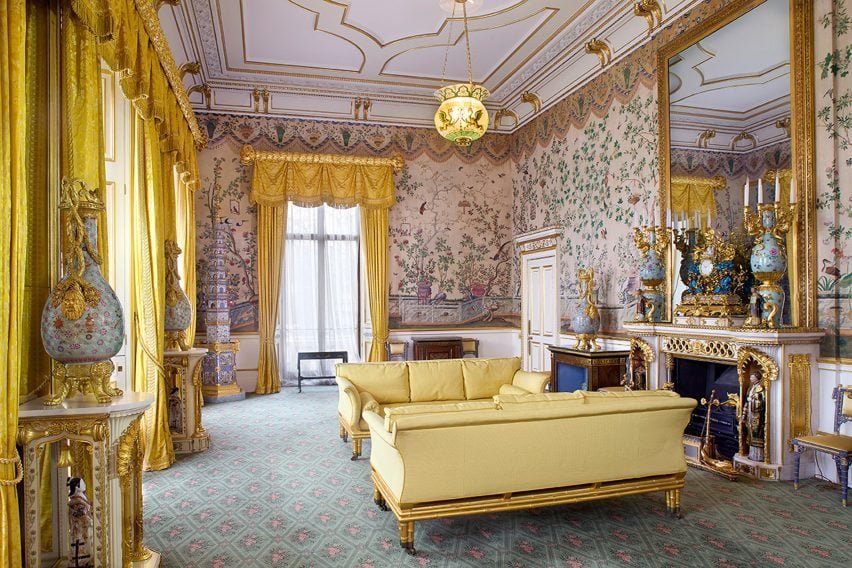 The yellow drawing room featuring nine-tiered Chinese pagodas.