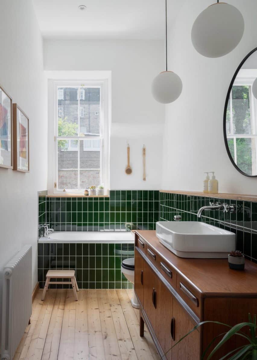 Banheiro em um apartamento georgiano em Edimburgo com azulejos subway.