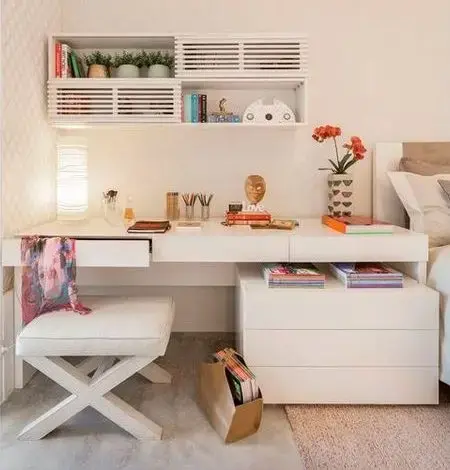 Escrivaninha branca com gavetas. Decoração de Casa