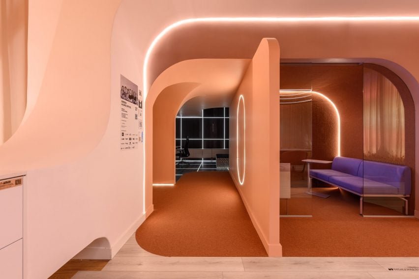 Design do espaço maior que funciona para reuniões e refeições, com um clima que evoca o deserto.