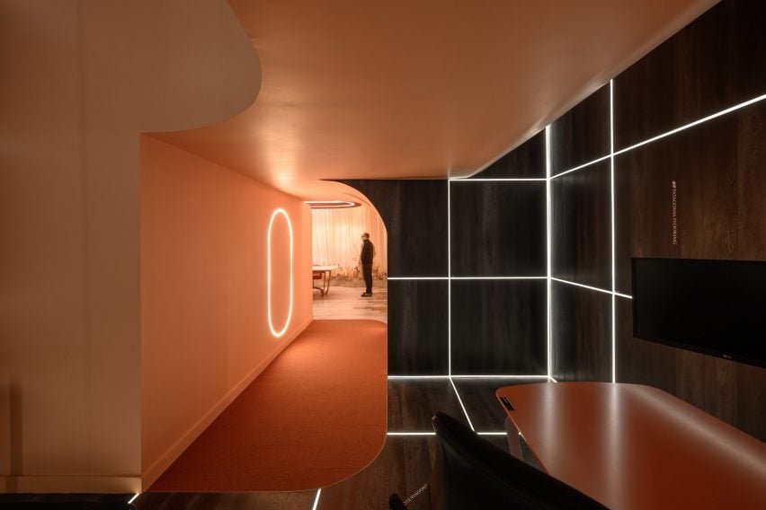 Um ambiente de trabalho imersivo com uma grade de luzes LED simulando um espaço de realidade virtual.