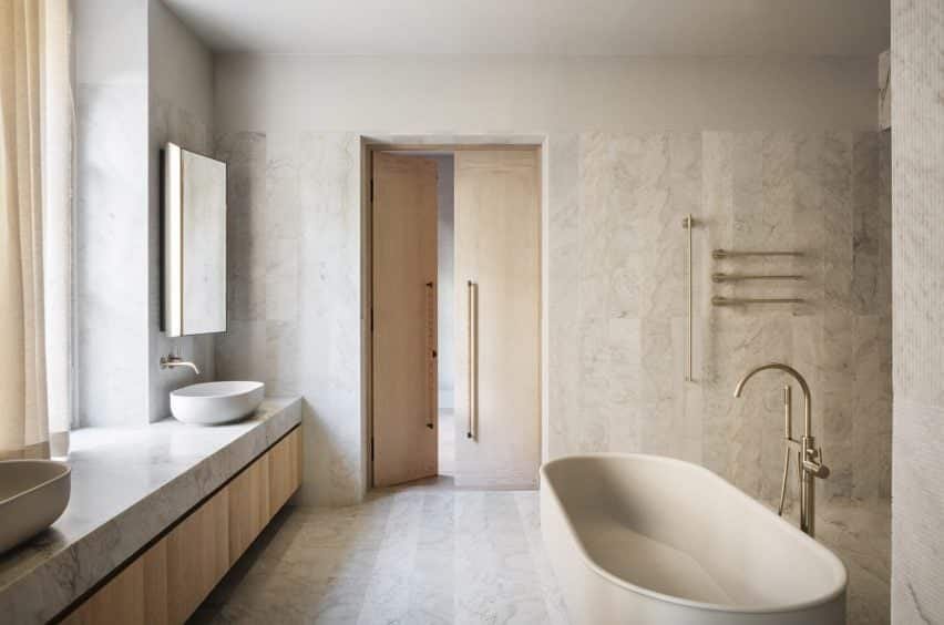 Banheiro do apartamento Habitat 100 por Note Design Studio em Estocolmo.