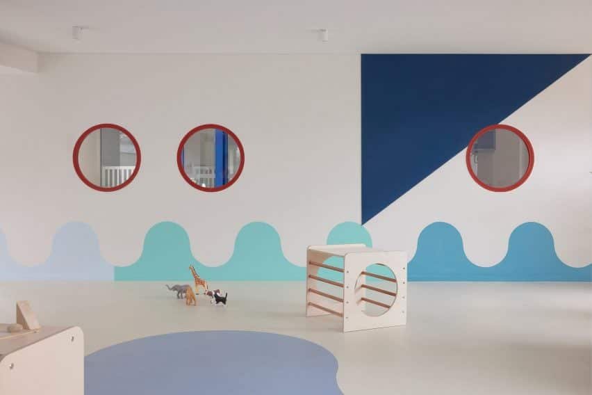 Sala de brincar com detalhes gráficos que complementam as características arquitetônicas.
