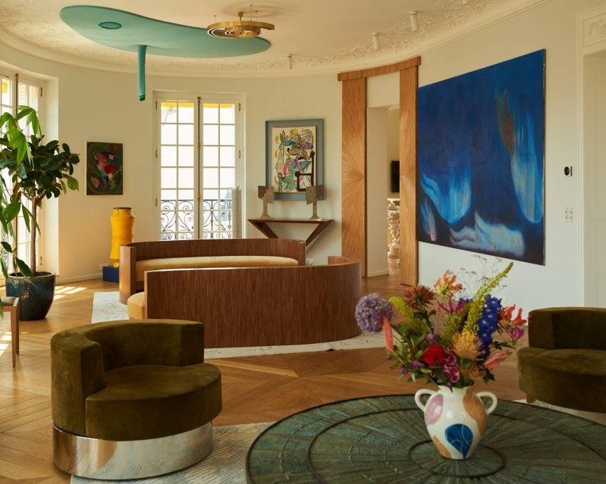Living room in a Haussmann apartment with sculptural sofas and round tables.
