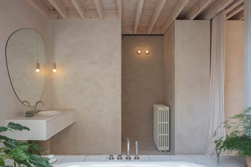 Apartamento minimalista em Bruxelas com materiais naturais.