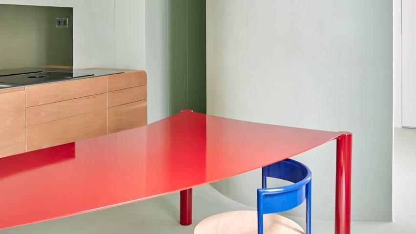Apartamento em Madrid projetado por Lucas y Hernandez Gil com formas lúdicas e cores quentes.