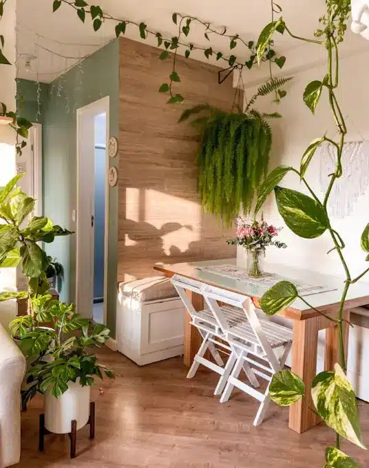 Vaso Autoirrigável: plantas suspensas decoram esse cômodo – Foto: Plantiê Vasos Autoirrigáveis
