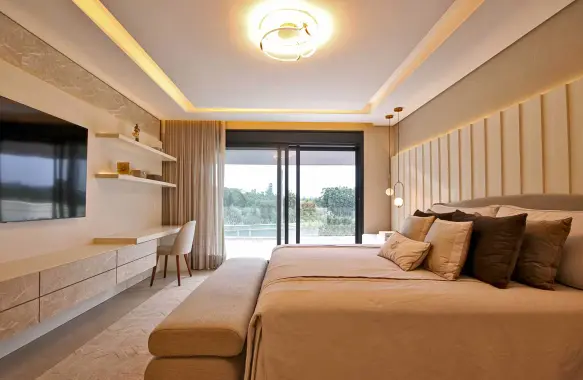Medidas de camas king: mede 193cm de altura X 203cm de largura e demanda muito espaço no quarto – Projeto: Leonice Alves