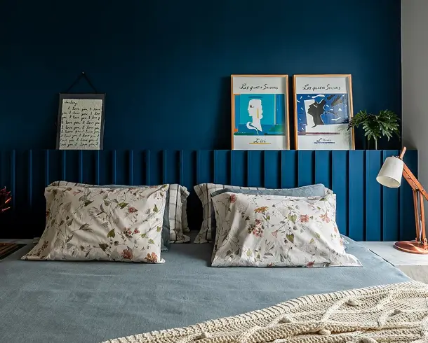 Cores para quarto de casal: mobiliário, tecidos, tapetes e objetos de decoração escolhidos especialmente para destacar a parede azul – Projeto: Helô Marques | Foto: Pedro Mascaro/CASACOR