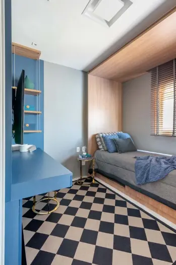 Cores para quartos de solteiro: azul e branco é combinação clássica e clean –Projeto: Sabrina Salles | Foto: Julia Herman