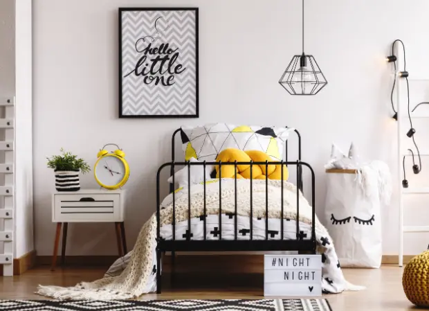 Cores para quarto: base neutro + elementos decorativos pretos e amarelos – Foto: Shutterstock