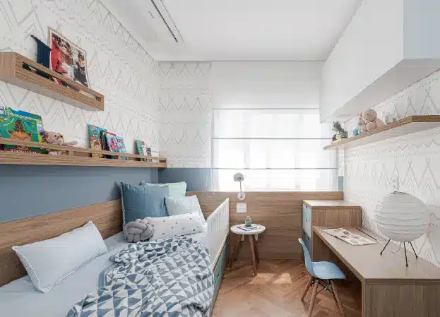 Cores para quartos infantis: azul, branco e cinza neste quarto de menino – Projeto: Duda Senna Arquitetura | Foto: Gisele Rampazzo