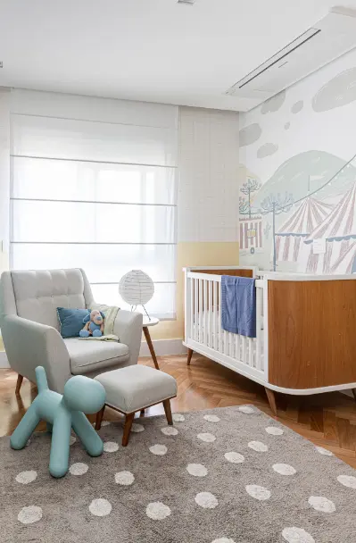 Cores para quartos infantis: ambiente sereno com tons suaves, ilustração de circo e detalhes lúdicos – Projeto: Duda Senna Arquitetura | Foto: Gisele Rampazzo
