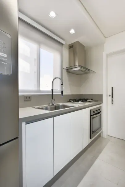 Iluminação embutida é perfeita para a cozinha branca moderna