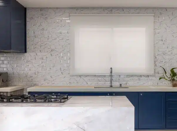 O azul marinho traz um contraste marcante para a cozinha branca