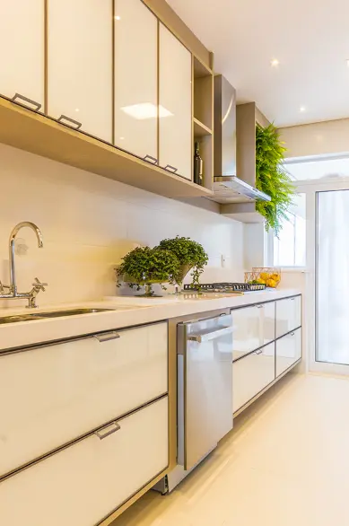 Plantinhas são uma boa pedida para dar mais vida à cozinha branca