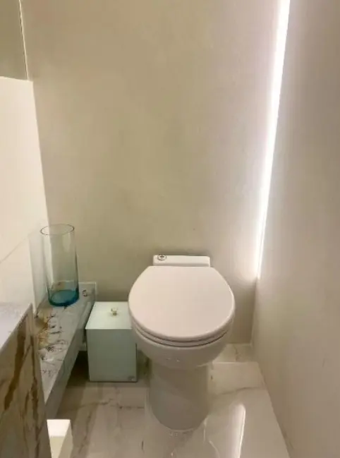 Lavabo moderno que demonstra inovação em design de interiores.