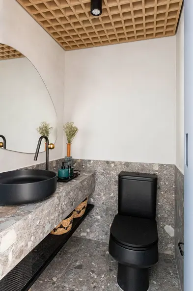 The ventilation grille is an economical solution for bathrooms without windows – Project: Mari Milani + Architects | Photo: Erika Urbino