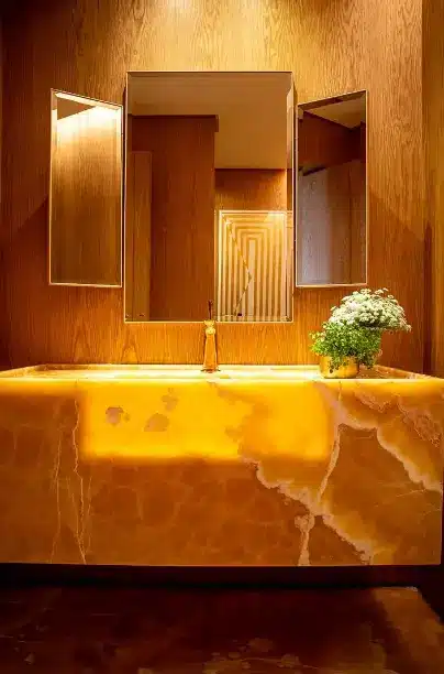Onyx countertop illuminated for the bathroom without windows – Project: Maria Brasil Architecture and Interiors