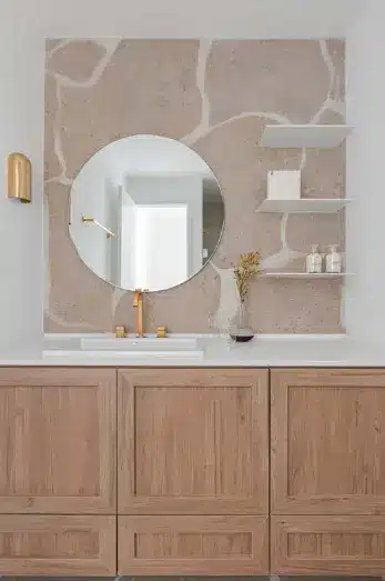 Decorate the bathroom without windows with candles, flowers, ornaments, and a large mirror to enlarge the space – Project: Fenda Architecture | Photo: Gisele Rampazzo