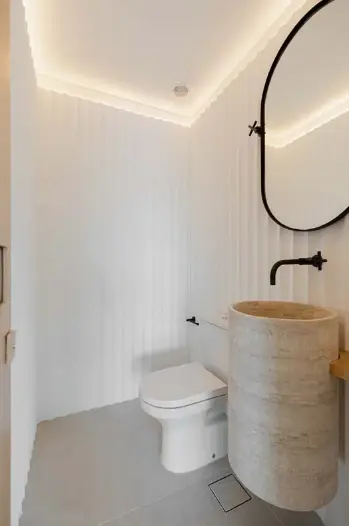 Light colors help to enlarge the bathroom without windows – Project: Fenda Architecture | Photo: João Paulo Prado