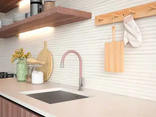 Iluminação embutida com led na cozinha planejada pequena – Foto: Deca
