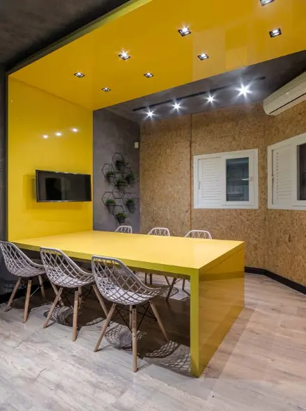 Amarelo pode ser utilizado em móveis grandes ou detalhes no ambiente – Projeto: Jacqueline Fumagalli | Foto: Ronaldo Rizutti