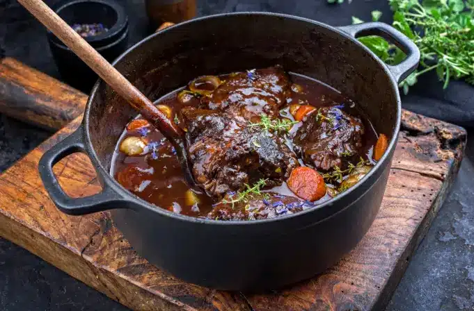 Cast iron pans should not be placed in the dishwasher – Photo: Shutterstock Viva Decora Shop