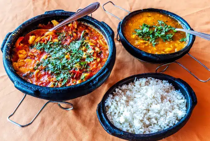 Clay pots release heat slowly during cooking but are very fragile and can break easily – Photo: Shutterstock