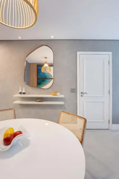 Espelhos orgânicos dão um toque de leveza e sofisticação à decoração de casas pequenas – Projeto: Rafaella Grasnoff – Loft 7 Arquitetura | Foto: Dam Mol